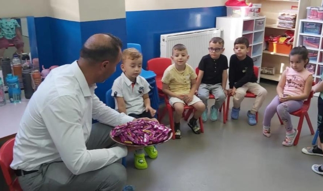 Okul müdürü öğrencilere çikolata dağıttı