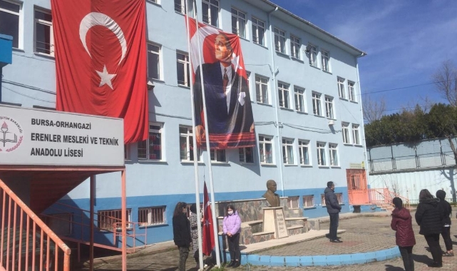 Okul müdürüne makamında saldırı