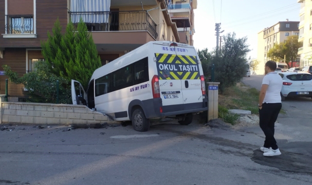Okul servisi apartman bahçesine uçtu: 14 yaralı