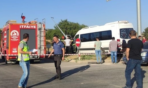 Okul servisi, iki araca çarptı: 7'si öğrenci 8 yaralı!