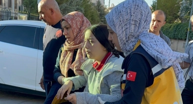Okula giden iki kardeşe otomobil çarptı