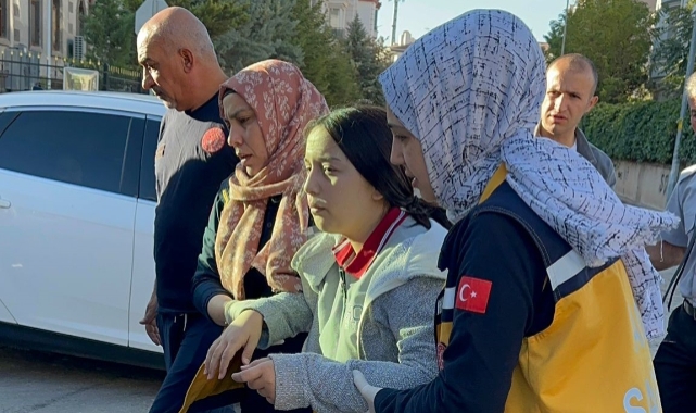 Okula giden iki kardeşe otomobil çarptı