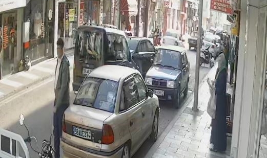 Önce park etmek isteyen araca sonra da yayaya çarptı!