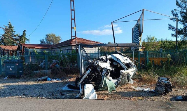 Önce takla attı sonra otobüs durağına çarptı!