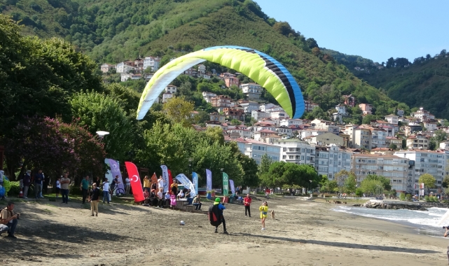 Ordu semaları yamaç paraşütleri ile renklendi