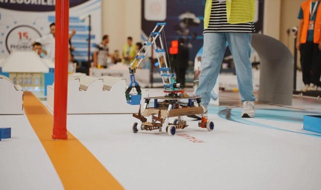 Ortaokul ve lise öğrencileri robotlarıyla büyüledi