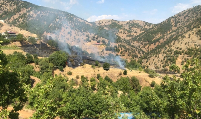 Örtü yangını evlere sıçramadan söndürüldü