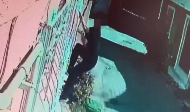 Örümcek adam gibi tırmanı! Kıyafetleri çaldı