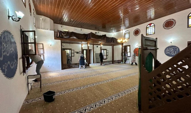Örümcek ağları bağlamıştı...Başkan o camiye sahip çıktı
