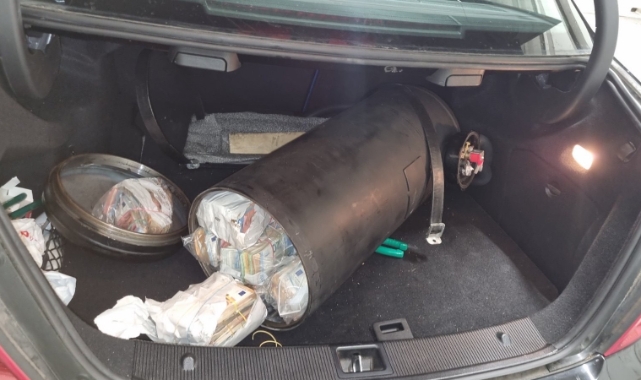 Oto gaz silindir tüpünde 522 bin Euro yakalandı