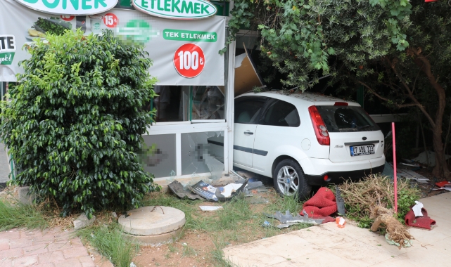 Otomobil eczanenin camına çarptıktan sonra restorana girdi