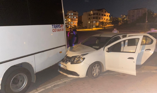 Otomobil ile servis minibüsü çarpıştı: 1 yaralı