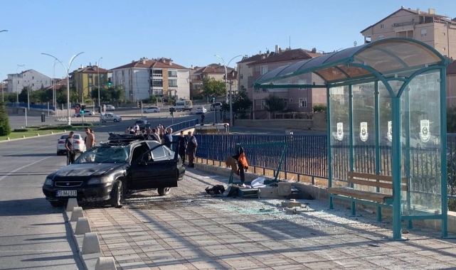 Otomobil, otobüs durağına çarparak takla attı