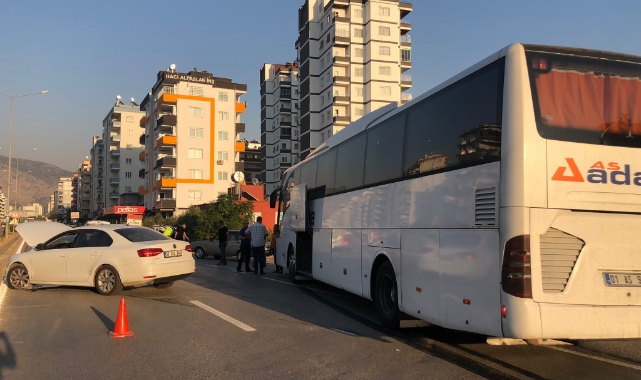 Otomobil yolcu otobüsü ile çarpıştı: 1 yaralı