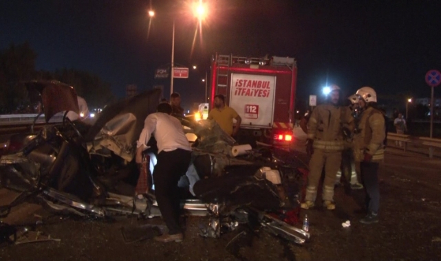 Otomobil yolda duran TIR'a çarptı: 2 yaralı