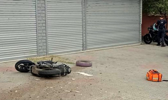 Otomobile çarpan motosikletin sürücüsü öldü