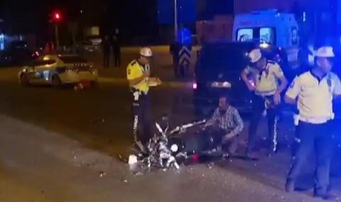 Otomobile çarpan motosikletli genç hayatını kaybetti