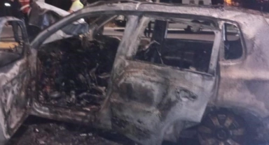 Otomobilin direğe çarptığı kazada sürücü kurtarılamadı