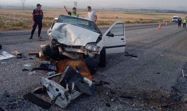 Otomobiller çarpıştı! 2 ölü, 5 yaralı