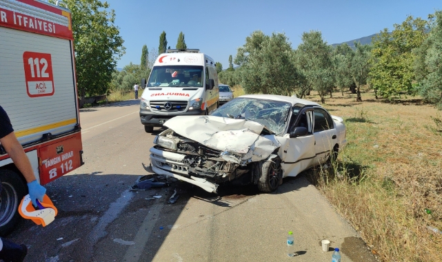 Otomobiller kafa kafaya çarpıştı: 6 yaralı