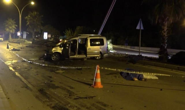 Palmiye ağacına çarpan araçta 2 kişi öldü