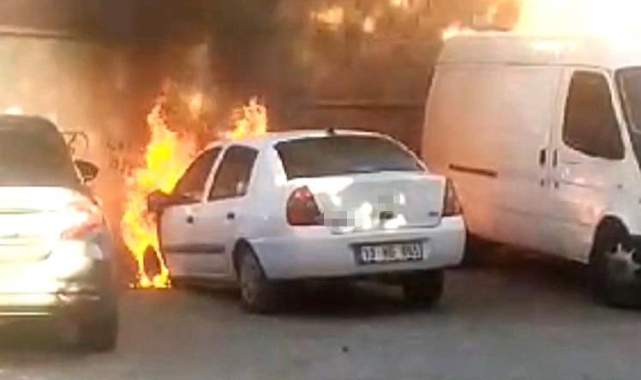 Park halindeki araç alev alev yandı
