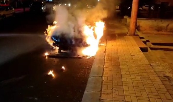 Park halindeki araç alev alev yandı