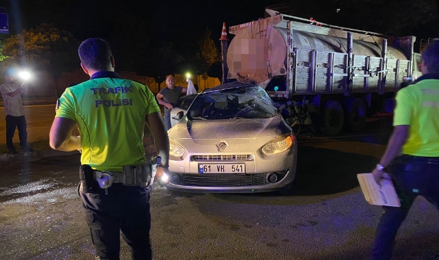 Park halindeki kamyona çarpan sürücü yaralandı
