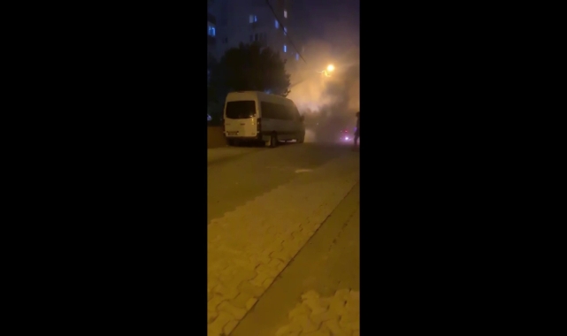 Park halindeki minibüs alev topuna döndü