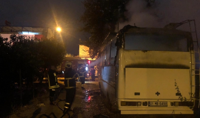 Park halindeki otobüs alev alev yandı
