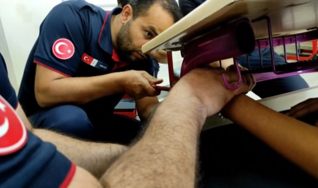 Parmağını sıraya sıkıştıran genç kızı itfaiye ekipleri kurtardı