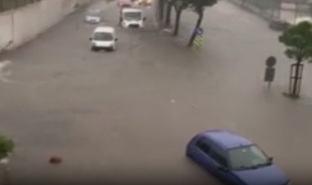 Pendik'te alt geçidi su bastı