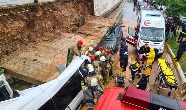 Pendik'te istinat duvarı araçların üzerine çöktü