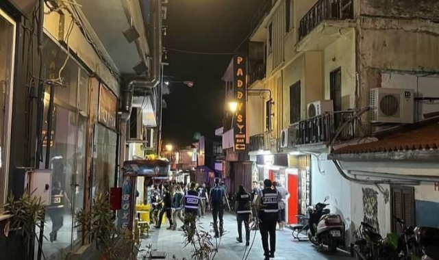 Polis ekiplerinden Barlar Sokağı'na şok baskın