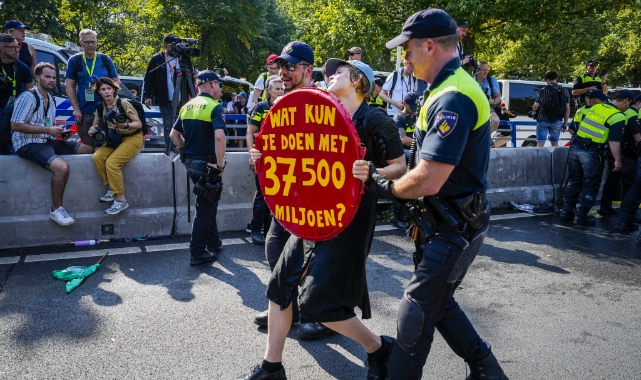 Polisten aktivistlere tazyikli su ile müdahale