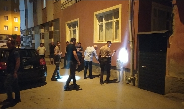 Pompalı tüfekten çıkan saçmalar bir evin camına isabet etti