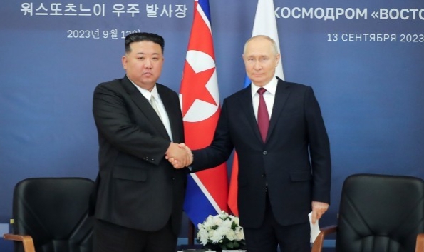 Putin, Kuzey Kore lideri Kim ile bir araya geldi