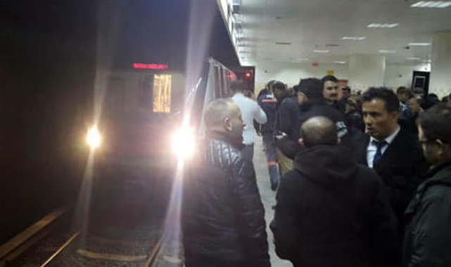Raylara düşen kadın vatandaşların yardımıyla kurtarıldı