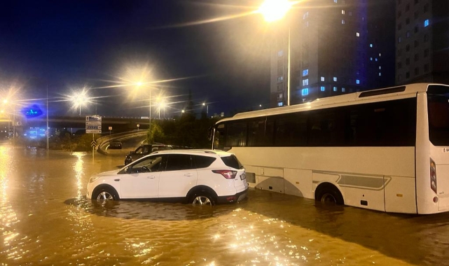 Sağanak nedeniyle araçlar yolda mahsur kaldı