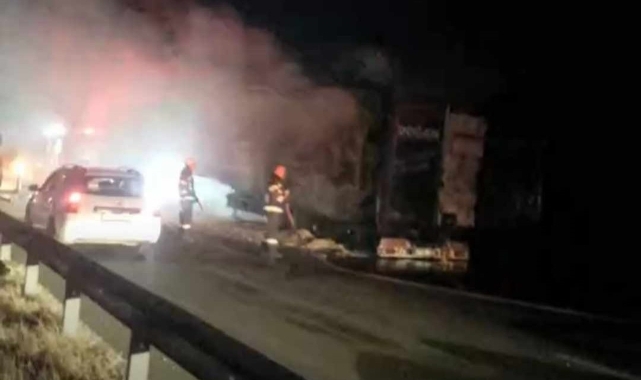 Saman yüklü TIR alev topuna döndü