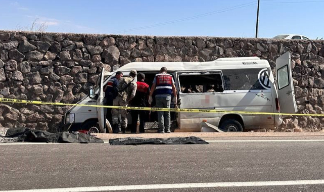 Şanlıurfa'da tarım işçilerini taşıyan minibüs kaza yaptı: 3 ölü 17 yaralı