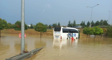 Selde otobüste mahsur kalan 17 kişi kurtarıldı