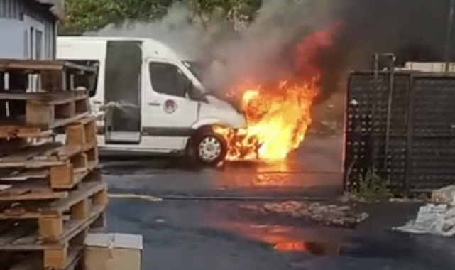 Servis minibüsü alev alev yandı