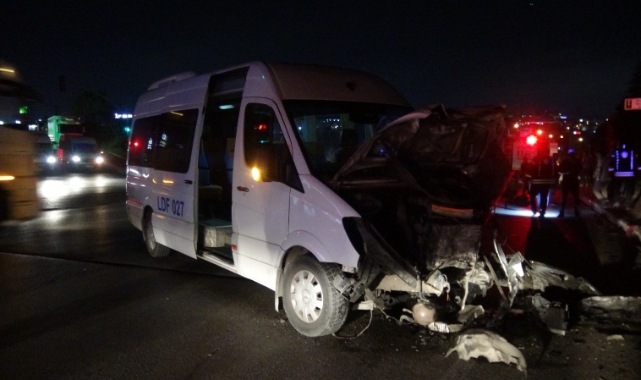 Servis minibüsü ile otomobil çarpıştı! 6 yaralı