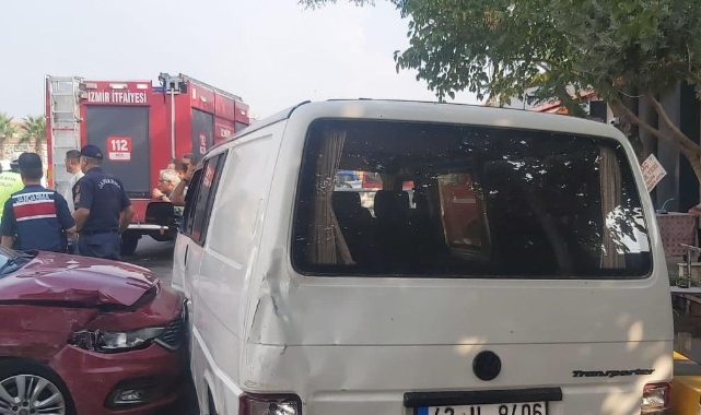 Servis minibüsü ile otomobil çarpıştı: 7 yaralı