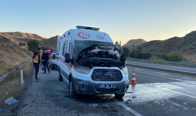 Seyir halindeki ambulans alev aldı