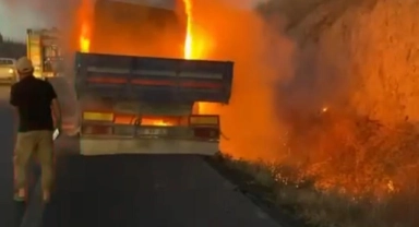 Seyir halindeki TIR alev alev yandı
