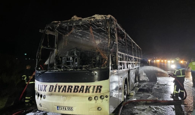 Seyir halindeki yolcu otobüsü alev alev yandı