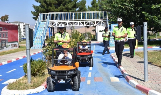 Siirt'te çocuklar trafik andı okudu