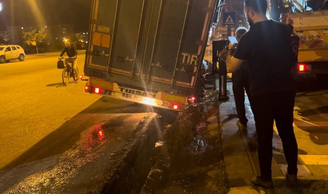 Su yüklü tır yarılan asfalta düştü